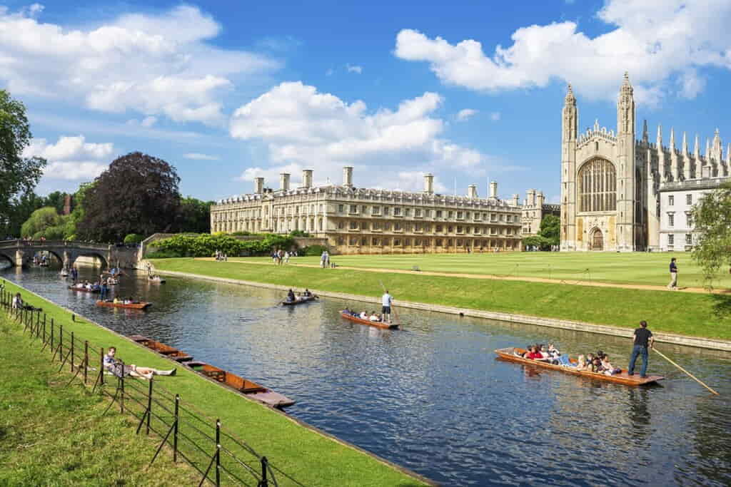  Đại học Cambridge với khung cảnh thơ mộng