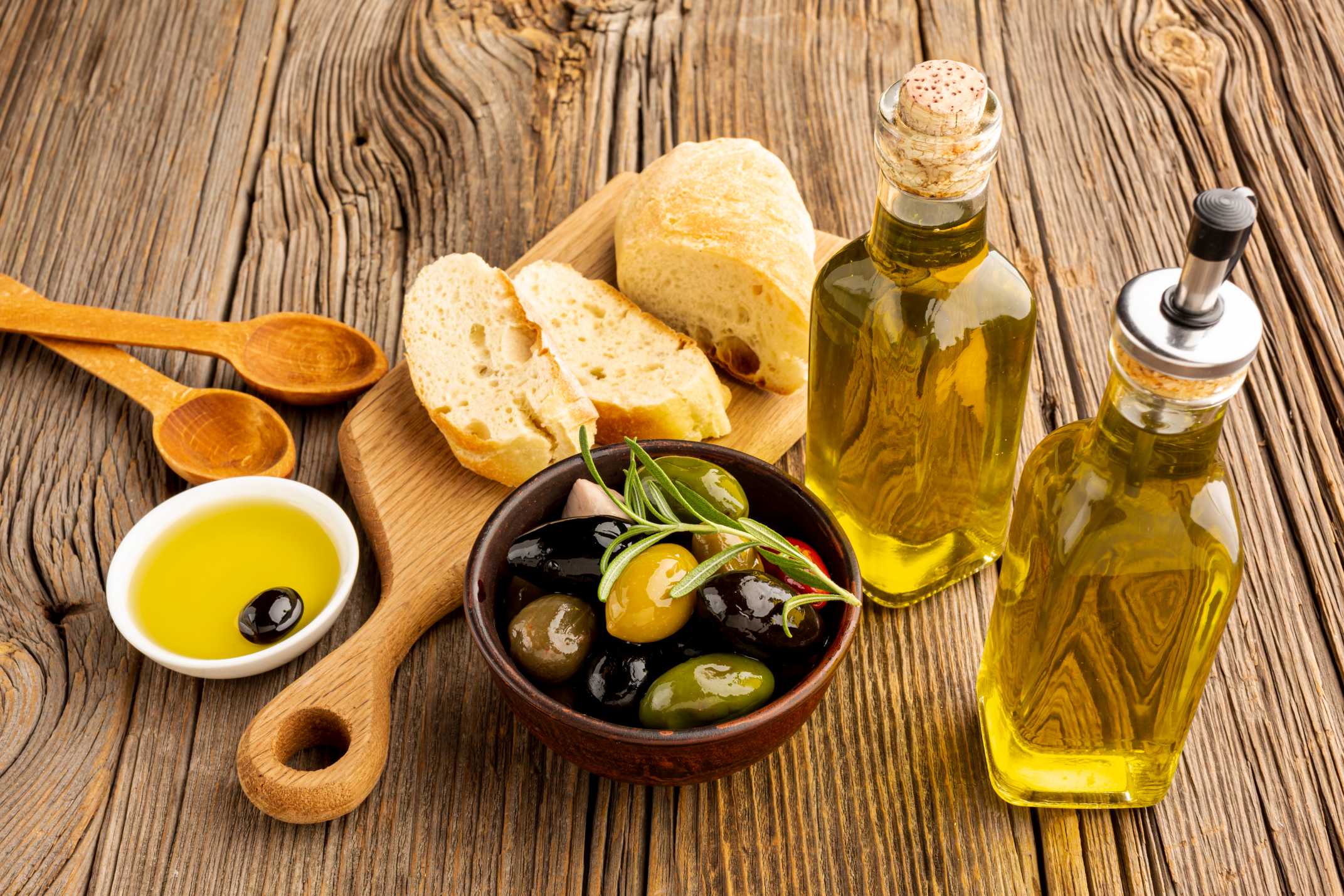 Tại sao nên sử dụng dầu oliu thay cho các loại dầu ăn thông thường?