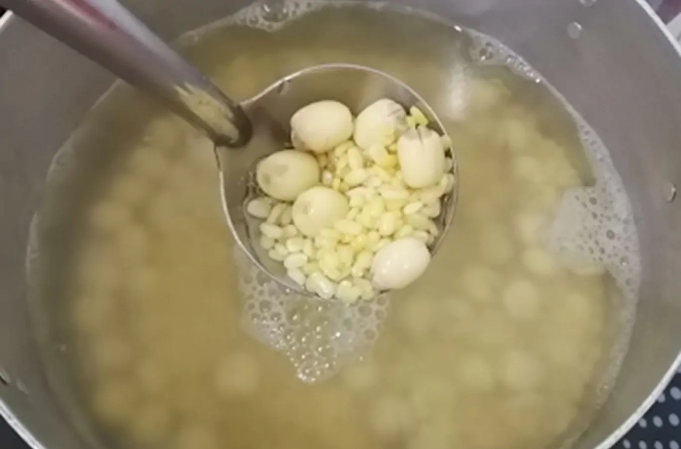 Cách nấu chè hạt sen đậu xanh